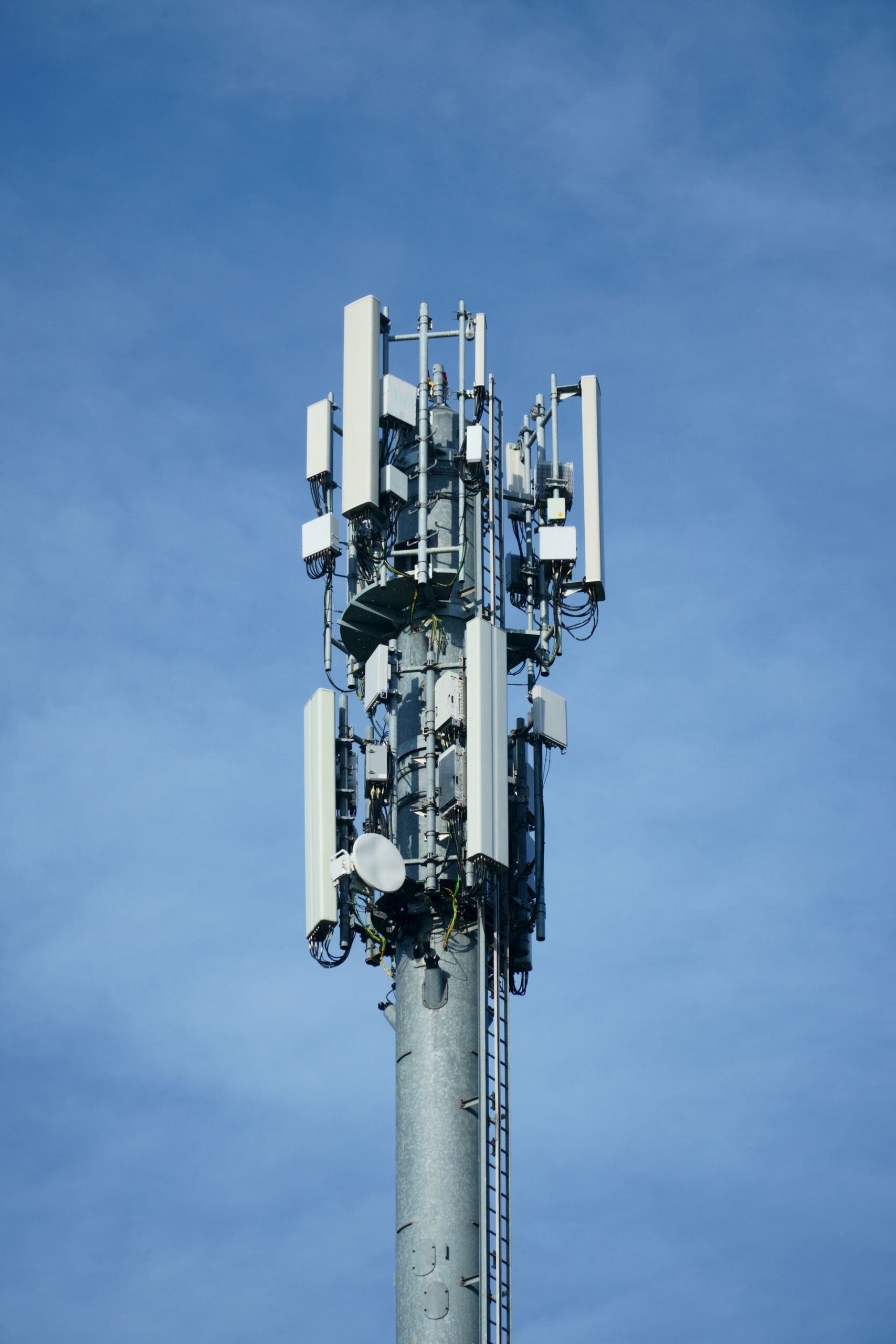 Telecommunication transmission tower with multiple antennas